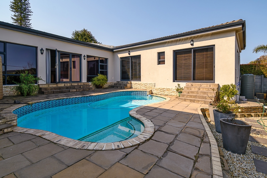 6 Bedroom Property for Sale in Kenridge Heights Western Cape